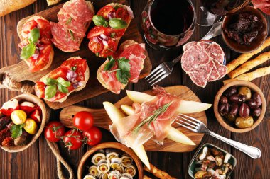 İtalyan antipasti şarap aperatifler küme. Peynir çeşitli, Mediterranean