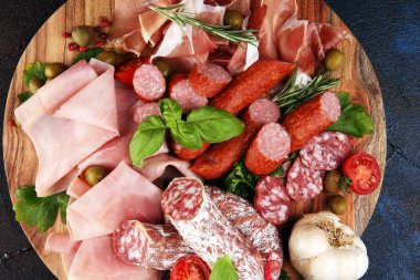 Lezzetli salamlı yemek tepsisi, dilimlenmiş prosciutto cru