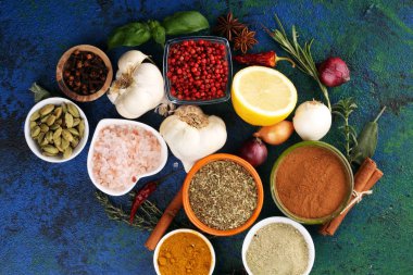 Baharatlar ve bitkiler masada. İyi yemek ve yemek malzemeleri.