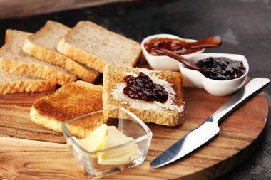 Ev yapımı çilek reçeli ve kayısı marmelatlı tost ekmeği.