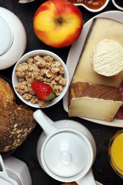 Kahvaltı kahve, portakal suyu, kruvasan, tahıllar ile 