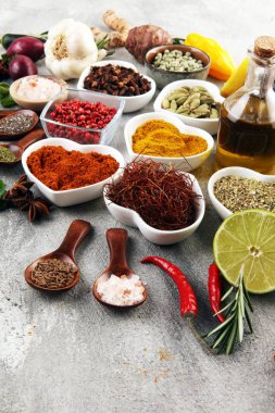 Baharatlar ve bitkiler masada. Yiyecek, mutfak malzemeleri ve lemo.