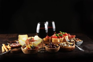 İtalyan antipasti şarap aperatifler küme. Peynir çeşitli, Mediterranean