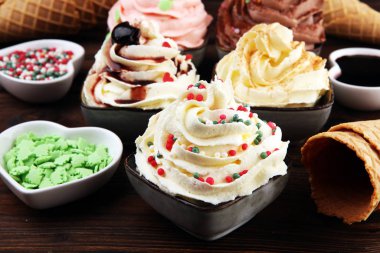 Vanilyalı, çikolatalı ve çilekli dondurma. Hazır.