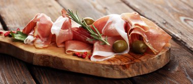 İtalyan jambonu ve biberiyeli jambon. Çiğ jambon.