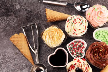 Vanilyalı, çikolatalı ve çilekli dondurma. Hazır.