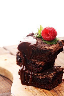 Çikolatalı browni kek tatlı Ahududu ve baharat ahşap zemin ile.