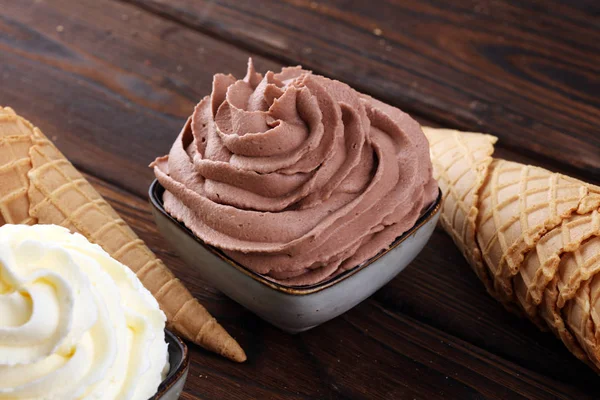 Мягкое мороженое со вкусом ванили, шоколада и клубники. Дели — стоковое фото