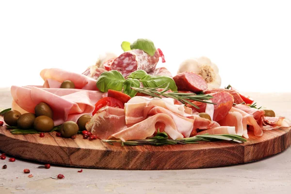 Bandeja de comida com delicioso salame, pedaços de presunto cru fatiado — Fotografia de Stock