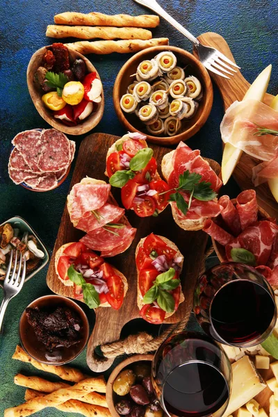 Conjunto de aperitivos de vino antipasti italiano. Variedad de queso, Mediterráneo — Foto de Stock