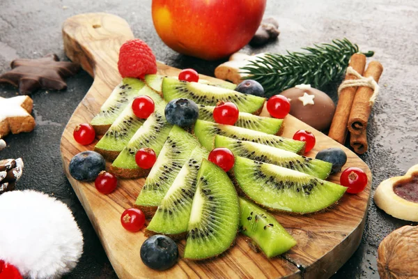 Funny edible Christmas tree, Christmas breakfast idea for kids. — Stock Photo, Image