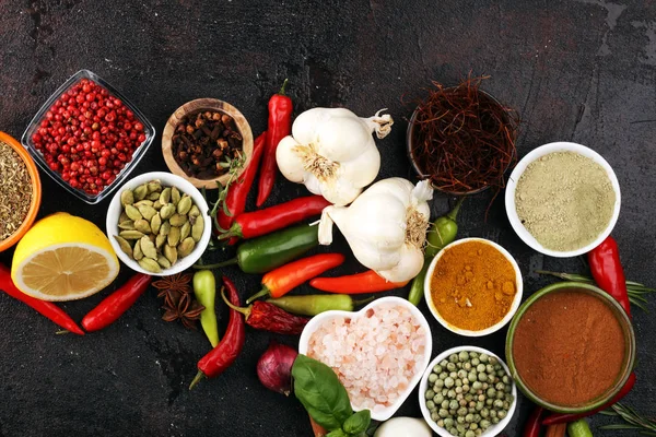 Rempah-rempah dan herbal di atas meja. Makanan dan bahan masakan untuk kebaikan — Stok Foto
