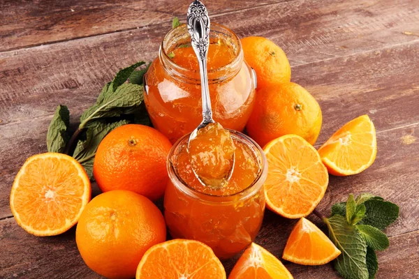 Σπιτική μαρμελάδα μανταρίνι σε γυάλινο βάζο. μαρμελάδα πορτοκάλι — Φωτογραφία Αρχείου
