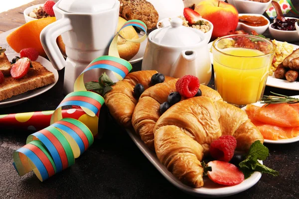 Ontbijt met koffie, sinaasappelsap, croissants, ontbijtgranen — Stockfoto