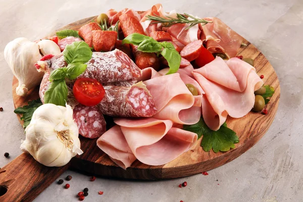Taca z pysznym salami, kawałki pokrojonego prosciutto cru — Zdjęcie stockowe
