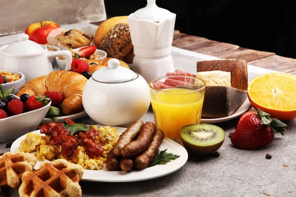 Café da manhã servido com café, suco de laranja, croissants, cereais — Fotografia de Stock
