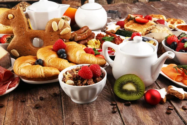 Ontbijt met koffie, sinaasappelsap, croissants, ontbijtgranen — Stockfoto