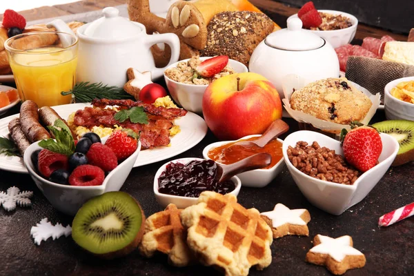 Kahvaltı kahve, portakal suyu, kruvasan, tahıllar ile 