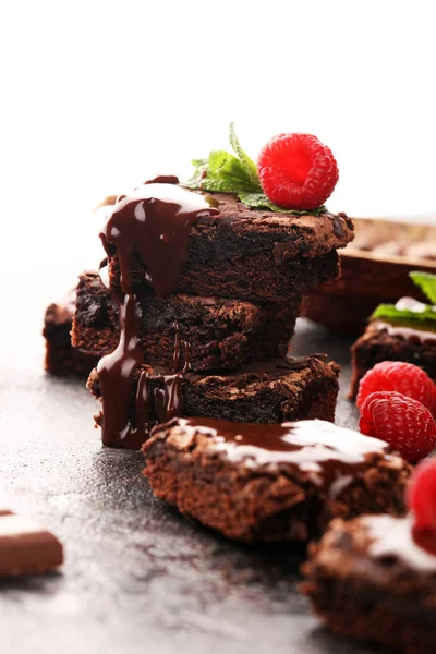 Schokolade Brownie Kuchen Dessert Mit Himbeeren Und Gewürzen Auf Einem — Stockfoto