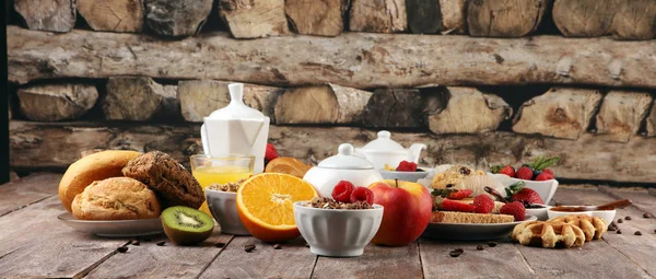 Desayuno servido con café, zumo de naranja, croissants, cereales — Foto de Stock