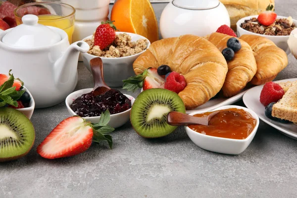 Desayuno servido con café, zumo de naranja, croissants, cereales —  Fotos de Stock