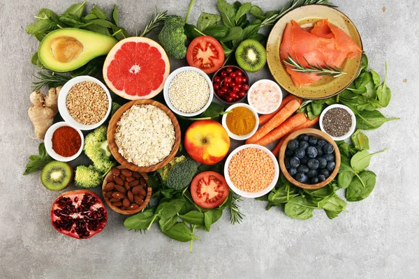 Sağlıklı gıda temiz yeme seçimi: balık, meyve, sebze, cer — Stok fotoğraf