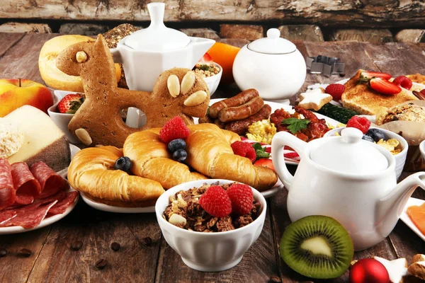 Desayuno servido con café, zumo de naranja, croissants, cereales — Foto de Stock