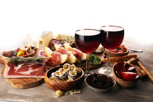 Conjunto de aperitivos de vino antipasti italiano. Variedad de queso, Mediterráneo — Foto de Stock