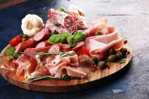 Ételtálca finom szalámival, szeletelt prosciutto cru darabokkal — Stock Fotó