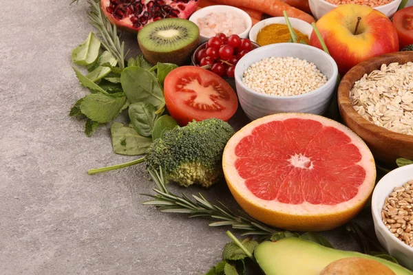 Egészséges étel tiszta étkezési választék: gyümölcs, zöldség, magvak, su — Stock Fotó