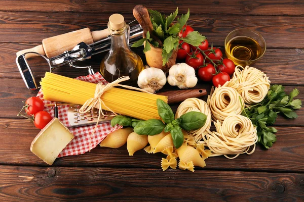 Pâtes, légumes, herbes et épices pour la cuisine italienne sur t rustique — Photo
