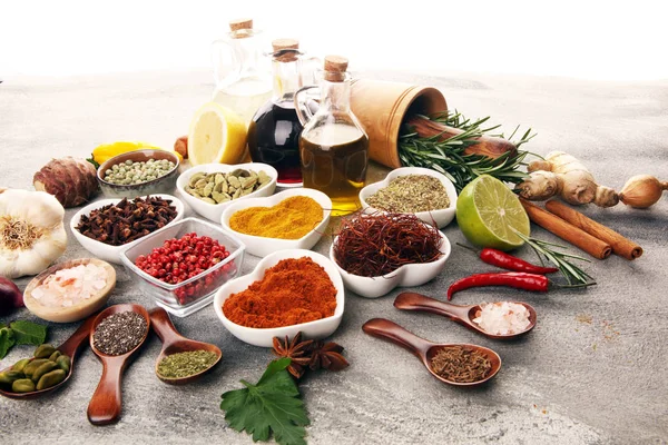 Gewürze und Kräuter auf dem Tisch. Lebensmittel und Zutaten der Küche mit Öl — Stockfoto
