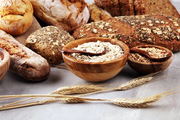 Assortiment van gebakken brood en broodjes en gesneden brood op ta — Stockfoto