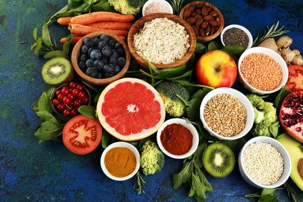 Selección de alimentos sanos y limpios: frutas, verduras, semillas, su —  Fotos de Stock