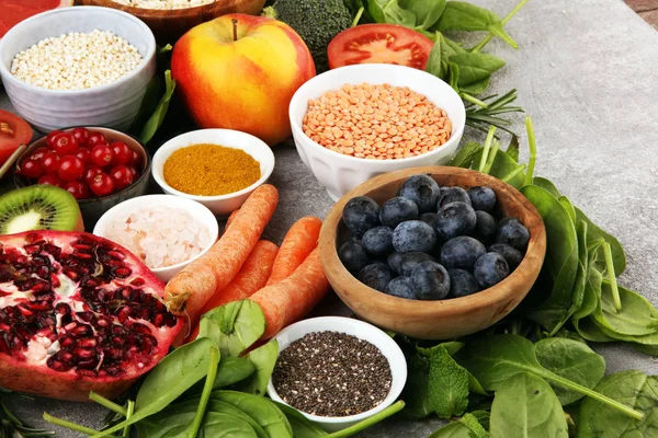 Auswahl an gesunden Lebensmitteln: Obst, Gemüse, Samen, — Stockfoto