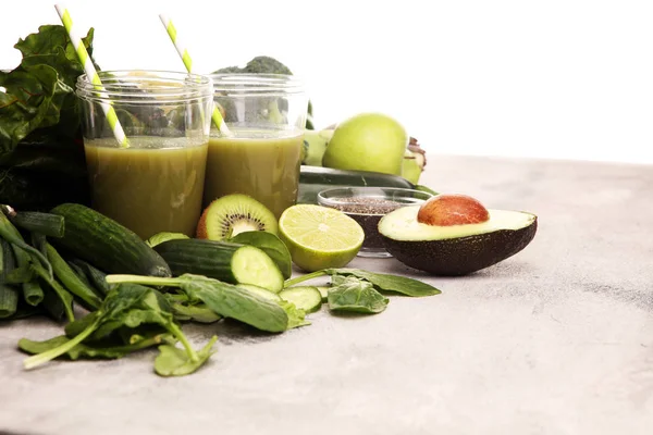 Healthy green smoothie and ingredients - detox and diet for heal — Stock Photo, Image
