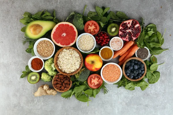 Sağlıklı yiyecekler temiz yeme seçimi: meyve, sebze, tohum, su — Stok fotoğraf