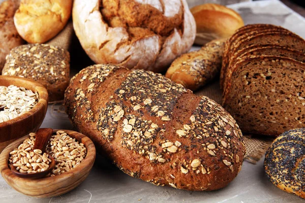 Assortiment van gebakken brood en broodjes en gesneden brood op ta — Stockfoto