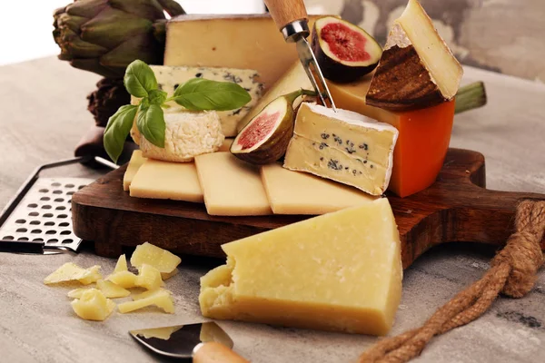 チーズの種類が違うチーズプレートが違う — ストック写真