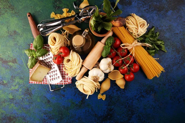 Pasta, vegetables, herbs and spices for Italian food on rustic t — Stock Photo, Image