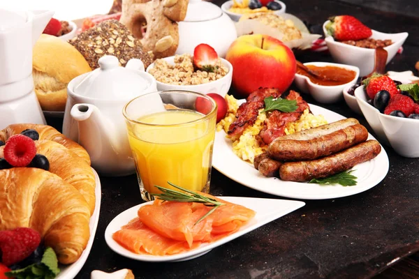 Desayuno servido con café, zumo de naranja, croissants, cereales — Foto de Stock