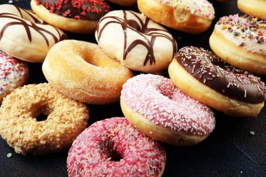 Çikolatalı buzlu, pembe ile çeşitli donuts sırlı ve serpin