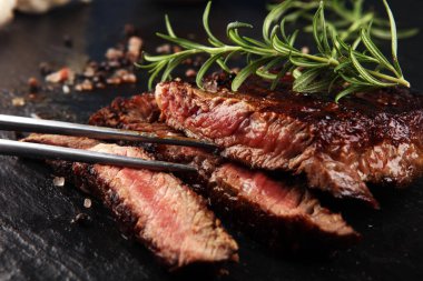Slate Slab 'de ızgara kaburga gözü bifteği - Kuru Yaşlanmış Wagyu Entrecote 