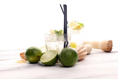 Brezilya 'nın Limonlu Limonlu Caipirinha' sı. Limonlu kokteyl ve m