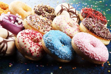 Çikolatalı buzlu, pembe ile çeşitli donuts sırlı ve serpin