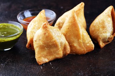 Vejetaryen samsa ya da samosa. Hint özel geleneksel sokak yemeği.