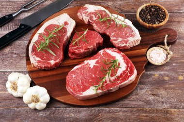 Çeşitli Biftek. Barbekü kaburga gözü bifteği, kurutulmuş Wagyu Entrec.