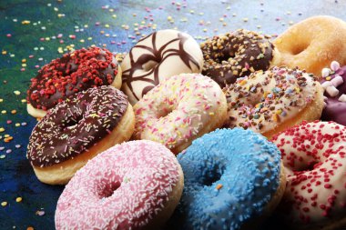 Çikolatalı buzlu, pembe ile çeşitli donuts sırlı ve serpin
