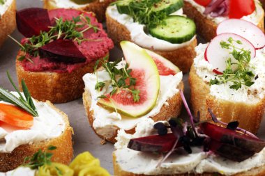 Çeşitli malzemelerle çeşitli bruschetta. İştah açıcı bruschetta