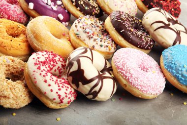 Çikolatalı buzlu, pembe ile çeşitli donuts sırlı ve serpin
